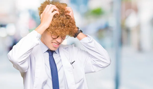 Giovane Scienziato Bello Uomo Con Gli Occhiali Che Soffrono Mal — Foto Stock