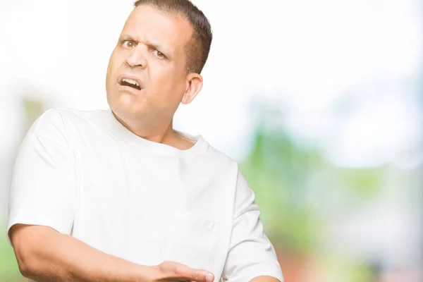 Middelbare Leeftijd Arabische Man Wearig Wit Shirt Geïsoleerd Achtergrond Haast — Stockfoto