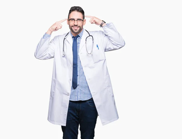 Bonito Jovem Médico Homem Sobre Fundo Isolado Sorrindo Apontando Para — Fotografia de Stock