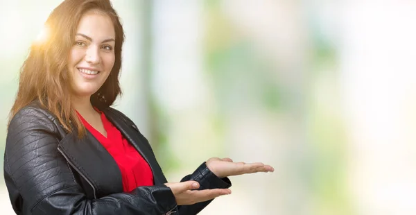 Mooie Grootte Jonge Vrouw Een Mode Leren Jas Dragen Geïsoleerd — Stockfoto