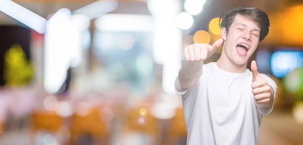 Homem Bonito Jovem Vestindo Casual Shirt Branca Sobre Fundo Isolado — Fotografia de Stock