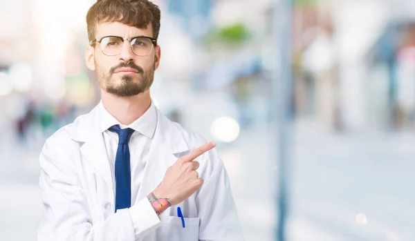 Giovane Scienziato Professionista Uomo Indossa Cappotto Bianco Sfondo Isolato Indicando — Foto Stock