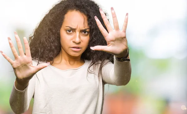 Jeune Belle Fille Aux Cheveux Bouclés Portant Pull Décontracté Effrayé — Photo