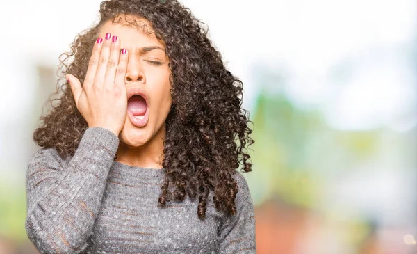 Jeune Belle Femme Aux Cheveux Bouclés Portant Pull Gris Bâillement — Photo