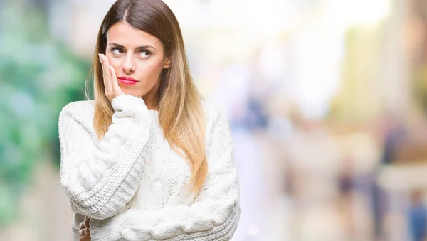 Giovane Bella Donna Casual Maglione Bianco Sfondo Isolato Pensando Cercando — Foto Stock