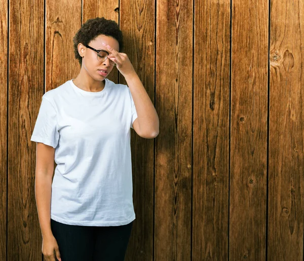 Mooie Jonge African American Vrouw Het Dragen Van Bril Geïsoleerde — Stockfoto