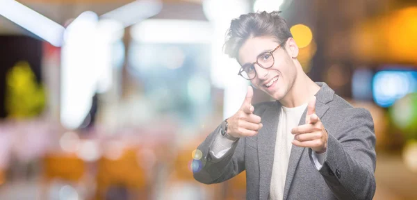 Mladí Obchodní Muž Nosí Brýle Izolované Pozadí Ukazovat Prstem Kameru — Stock fotografie