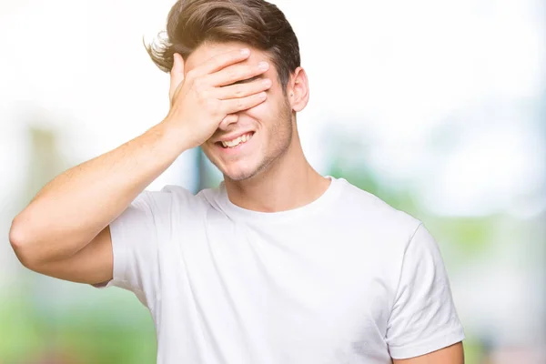 Homem Bonito Jovem Vestindo Camiseta Branca Sobre Fundo Isolado Sorrindo — Fotografia de Stock