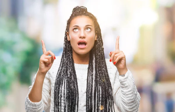 Jonge Gevlochten Hair Afrikaans Amerikaans Meisje Trui Dragen Geïsoleerde Achtergrond — Stockfoto