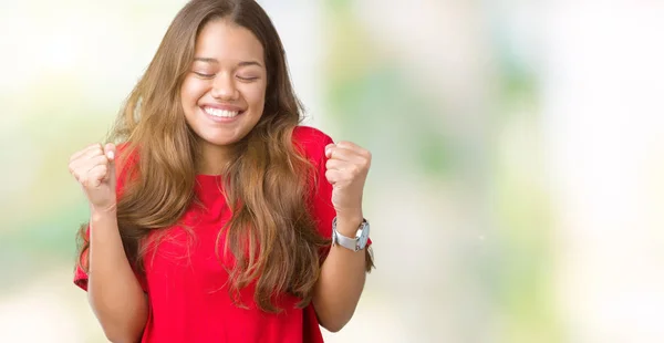 Jovem Bela Mulher Morena Vestindo Camiseta Vermelha Sobre Fundo Isolado — Fotografia de Stock