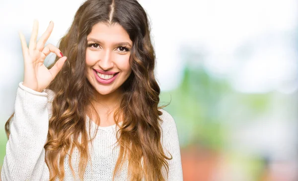 Ung Vacker Kvinna Klädd Vit Tröja Leende Positiva Gör Tecken — Stockfoto