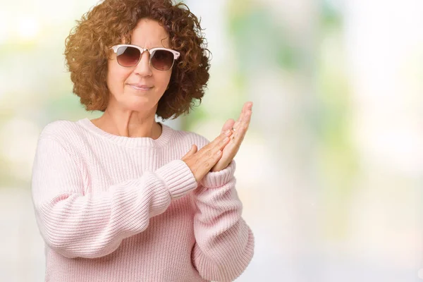 Schöne Seniorin Mittleren Alters Rosa Pullover Und Sonnenbrille Über Isoliertem — Stockfoto