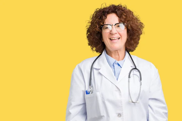Mellersta Ager Senior Doktor Kvinna Över Isolerade Bakgrund Winking Tittar — Stockfoto