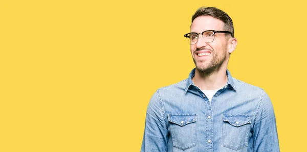 Hombre Guapo Con Gafas Mirando Lado Con Sonrisa Cara Expresión —  Fotos de Stock