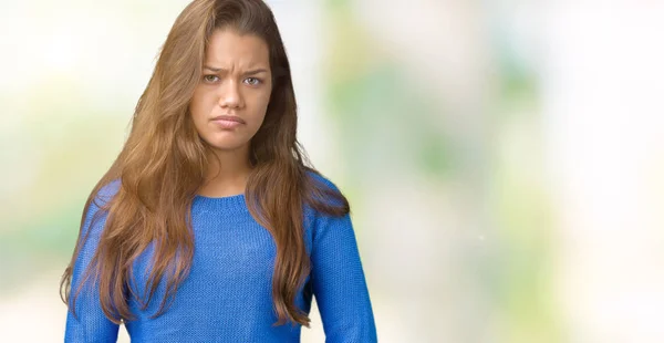 Joven Hermosa Morena Con Suéter Azul Sobre Fondo Aislado Escéptico —  Fotos de Stock
