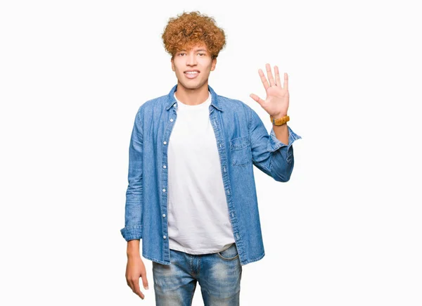 Ung Vacker Man Med Afro Hår Bär Jeansjacka Visar Och — Stockfoto