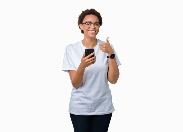 Jovem Afro Americana Usando Smartphone Sobre Fundo Isolado Feliz Com — Fotografia de Stock