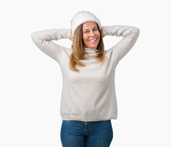 Mooie Middelbare Leeftijd Vrouw Dragen Winter Trui Muts Geïsoleerde Achtergrond — Stockfoto