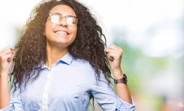 Jonge Mooie Zakelijke Meisje Met Krullend Haar Bril Enthousiast Voor — Stockfoto