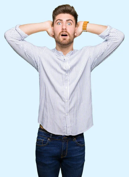 Jeune Homme Beau Fou Effrayé Avec Les Mains Sur Tête — Photo