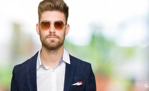 Jeune Homme Élégant Beau Portant Des Lunettes Soleil Blazer Mode — Photo