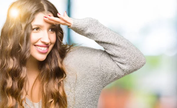 Jovem Mulher Bonita Vestindo Vestido Inverno Muito Feliz Sorrindo Olhando — Fotografia de Stock