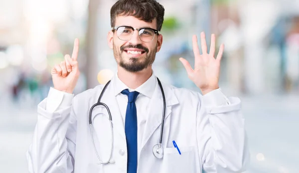 Junger Arzt Trägt Krankenhausmantel Über Isoliertem Hintergrund Und Zeigt Mit — Stockfoto