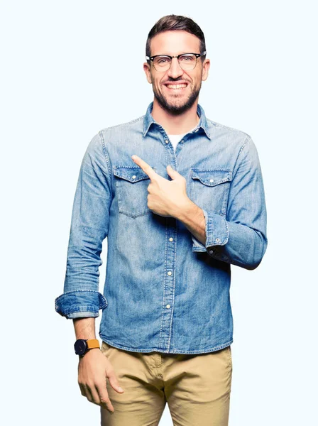 Hombre Guapo Con Gafas Alegres Con Una Sonrisa Cara Apuntando — Foto de Stock