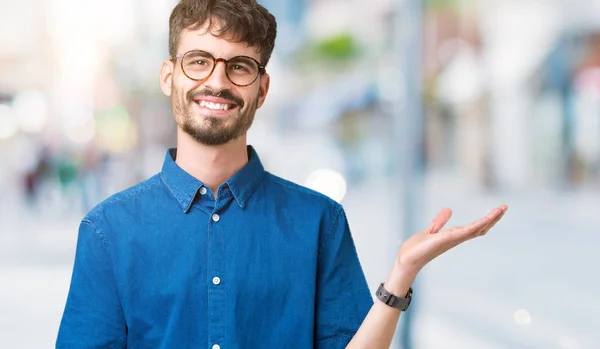 Jovem Homem Bonito Vestindo Óculos Sobre Fundo Isolado Sorrindo Alegre — Fotografia de Stock