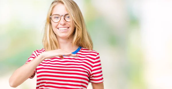 Schöne Junge Frau Mit Brille Über Isoliertem Hintergrund Gestikulierend Mit — Stockfoto