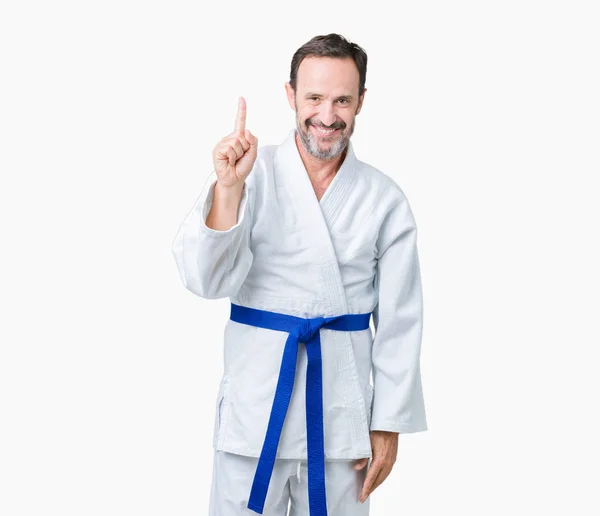 Hombre Mayor Guapo Mediana Edad Con Uniforme Kimono Sobre Fondo — Foto de Stock