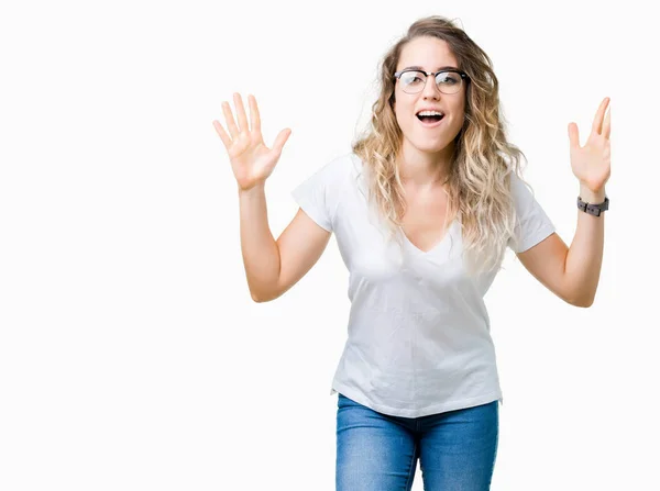 Mulher Loira Bonita Vestindo Óculos Sobre Fundo Isolado Celebrando Louco — Fotografia de Stock