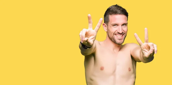 Hombre Guapo Sin Camisa Mostrando Pecho Desnudo Sonriendo Mirando Cámara — Foto de Stock