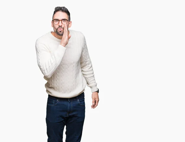 Joven Hombre Guapo Con Gafas Sobre Fondo Aislado Mano Boca —  Fotos de Stock