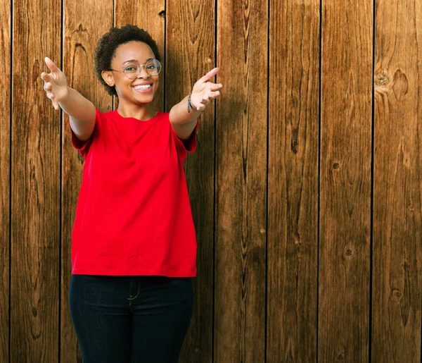 Hermosa Joven Afroamericana Con Gafas Sobre Fondo Aislado Mirando Cámara — Foto de Stock