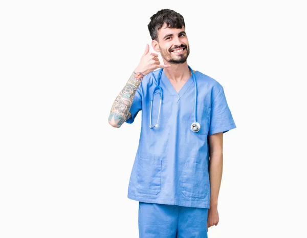 Νέος Όμορφος Νοσοκόμα Άντρας Φορώντας Στολή Χειρουργού Πάνω Από Απομονωμένο — Φωτογραφία Αρχείου