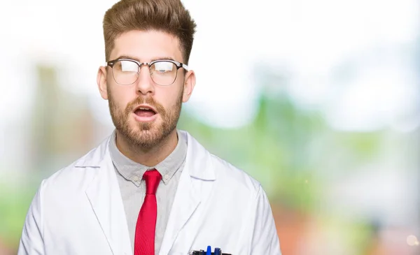 Νέος Επιστήμονας Όμορφος Άνθρωπος Φορώντας Γυαλιά Φοβάται Και Σοκαρισμένος Παράσταση — Φωτογραφία Αρχείου