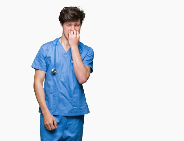 Giovane Medico Indossa Uniforme Medica Sfondo Isolato Cercando Stressato Nervoso — Foto Stock