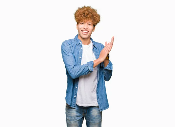 Mladý Pohledný Muž Afro Vlasy Nošení Denim Bunda Clapping Tleskají — Stock fotografie