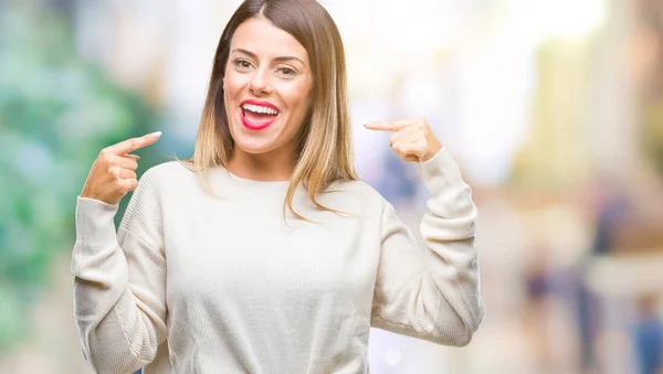 Mujer Hermosa Joven Suéter Blanco Casual Sobre Fondo Aislado Sonriendo — Foto de Stock