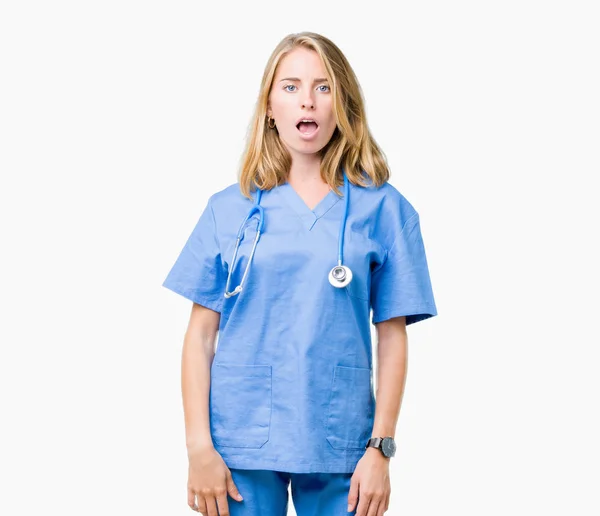 Krásná Mladá Doktorka Která Nosí Izolovaném Pozadí Lékařskou Uniformu Šoku — Stock fotografie