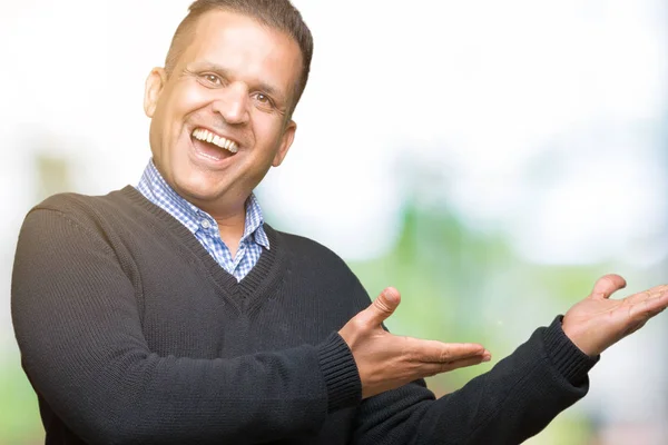 Bonito Homem Meia Idade Sobre Fundo Isolado Espantado Sorrindo Para — Fotografia de Stock