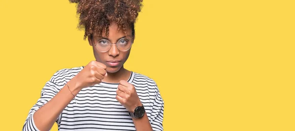 眼鏡をかけて戦い 積極的なと怒って攻撃 脅威および暴力に隔離されたバック グラウンド パンチ拳上美しい若いアフリカ系アメリカ人女性 — ストック写真