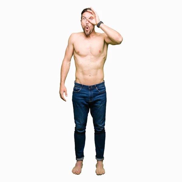 Hombre Guapo Sin Camisa Mostrando Pecho Desnudo Haciendo Gesto Bien — Foto de Stock