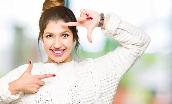 Mooie Jongedame Dragen Winter Trui Glimlachend Maken Frame Met Handen — Stockfoto