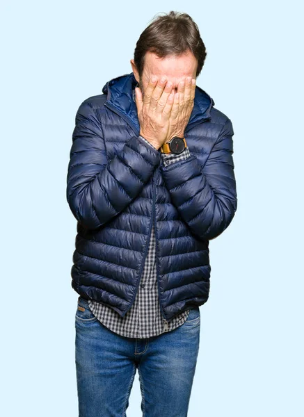 中年のハンサムな男は泣いている間 手で顔を覆う悲しい表情で冬のコートを着ています 抑うつコンセプト — ストック写真