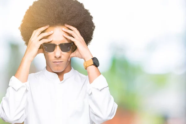 Giovane Uomo Afro Americano Con Capelli Afro Indossare Occhiali Sole — Foto Stock