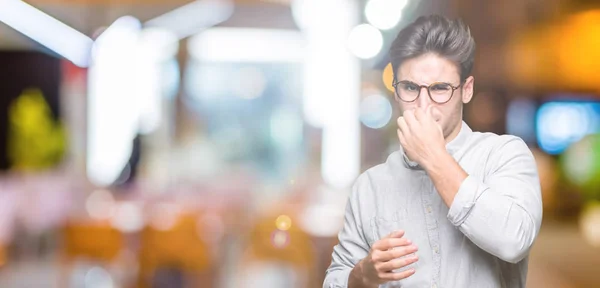 Jonge Knappe Man Met Bril Geïsoleerde Achtergrond Iets Ruiken Stinkende — Stockfoto