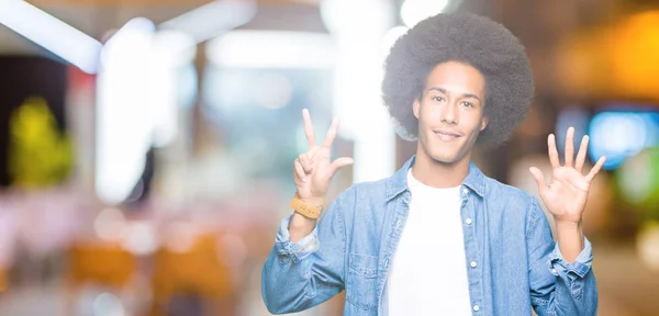 非洲青年美国男子与非洲头发显示和指向与手指 同时微笑着自信和快乐 — 图库照片