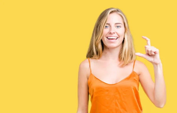 Krásná Mladá Žena Nosí Oranžové Tričko Usmívá Izolovaná Pozadí Jistý — Stock fotografie